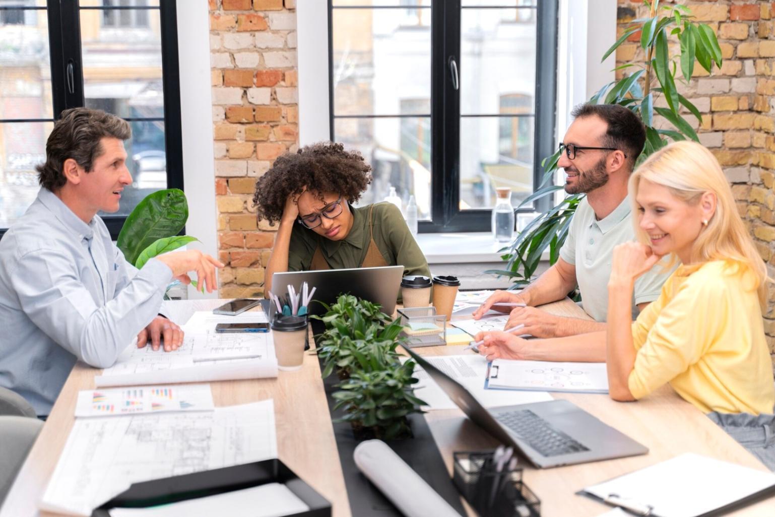 Teilnehmer bei einem Finanz-Workshop diskutieren über Geschäftszahlen